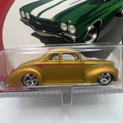 Hot Wheels 2005 Holiday Rods 1940 Ford Coupe Gold 1:64 Die Cast Christmas Car