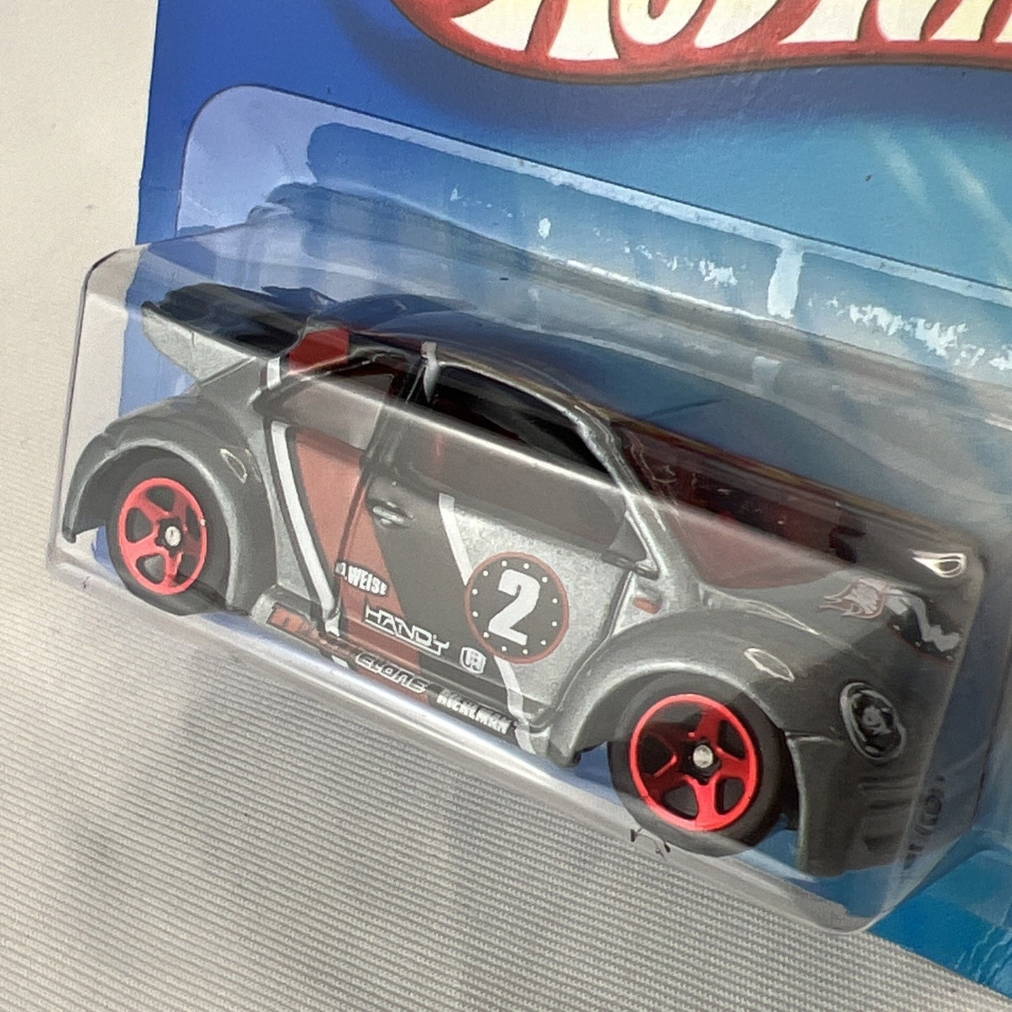 Hot Wheels 2005 Volkswagen New Beetle Cup 142 Gray and Red