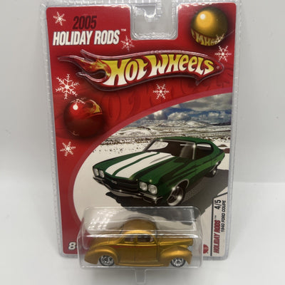 Hot Wheels 2005 Holiday Rods 1940 Ford Coupe Gold 1:64 Die Cast Christmas Car